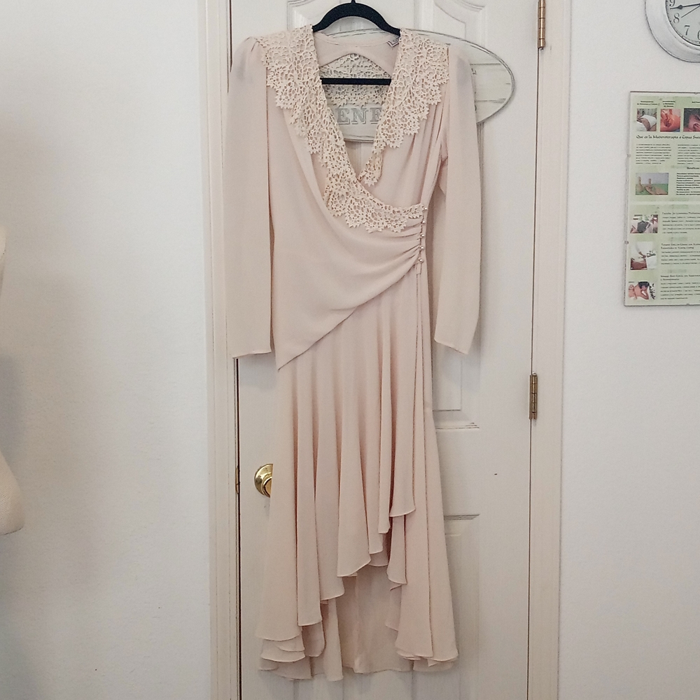 Ivory formal dress lace and pearls, NWOT size 8